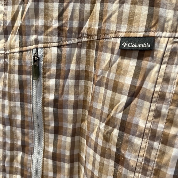 Columbia short sleeve shirt with sun protection in back vents - Picture 3 of 14